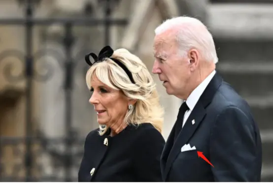 美国总统拜登在出席英女王葬礼时也在西装上衣口袋里佩戴了方巾。 图自韩媒