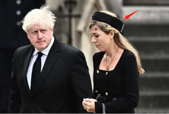 英国前首相约翰逊的夫人卡丽·约翰逊在出席英女王葬礼时也佩戴了网纱帽。 图自韩媒