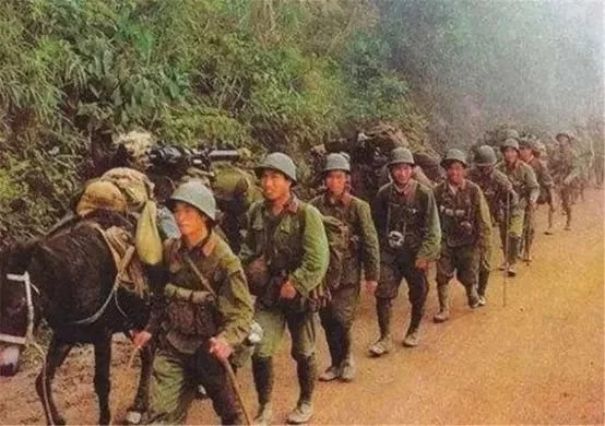 ▲中国人民解放军的GK80式钢盔，和90式钢盔很相似（图/网络）