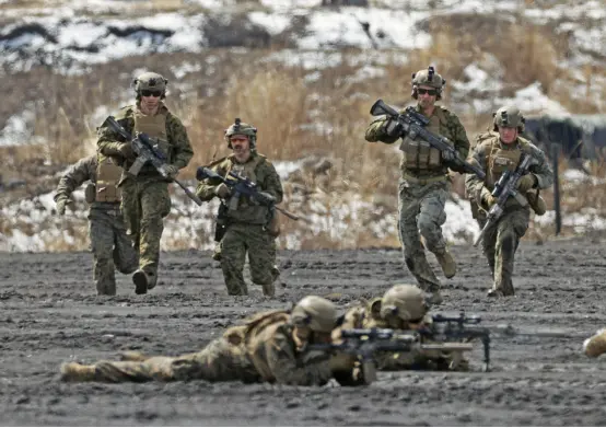 美军士兵和日本自卫队士兵正在进行联合军事演习 图源：日媒