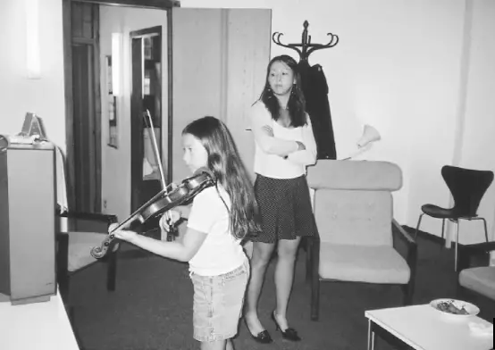 蔡美儿强迫女儿露露每天练习长达6个小时的乐器（图片来自网络）