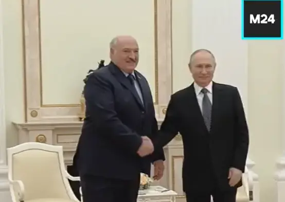 普京当地时间4月5日与卢卡申科会见时握手的画面。图源：“莫斯科24”电视台视频截图