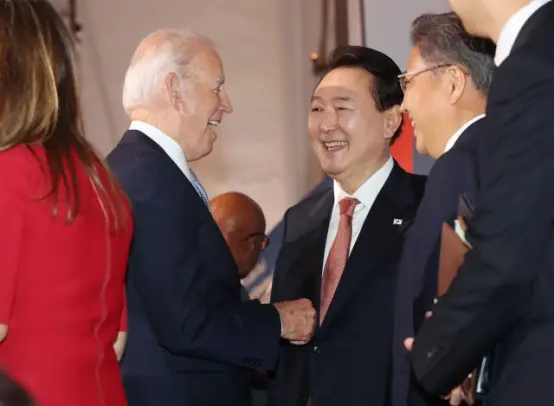 尹锡悦于当地时间21日在美国参加了全球基金第7届财政公约会议，在会场里与美国总统拜登见面。 图自韩媒