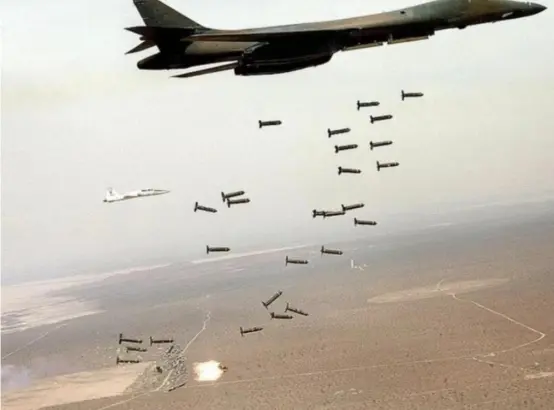 美国在二战后的对外战争中均大量使用集束弹药，图为美国B-1B轰炸机投掷集束炸弹。