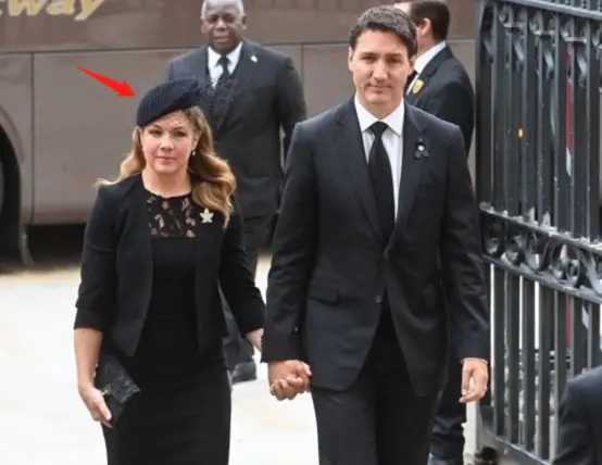 加拿大总理特鲁多的夫人索菲·格雷戈尔·特鲁多在出席英女王葬礼时也佩戴了网纱帽。 图自韩媒
