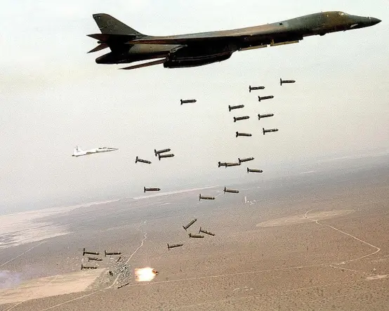 美国B-1B“枪骑兵”轰炸机正在投掷集束弹药。图源：美国空军网站