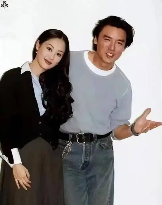 钟镇涛女儿钟嘉晴罕见现身，与亲生母亲关系疏远封面图
