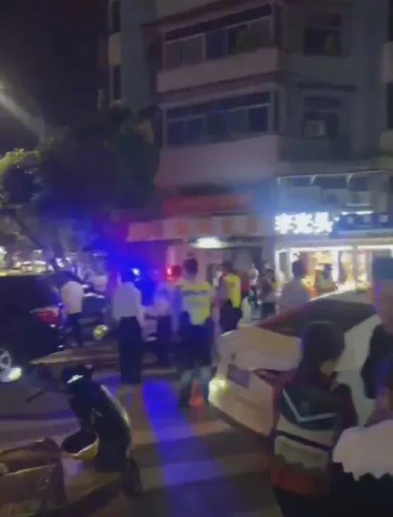 （视频内容系民 警 4月28日晚开展街面巡防检查）
