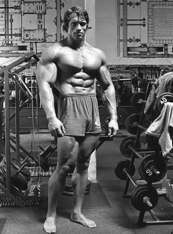施瓦辛格年轻时在健身房进行健美训练 图/施瓦辛格社交媒体
