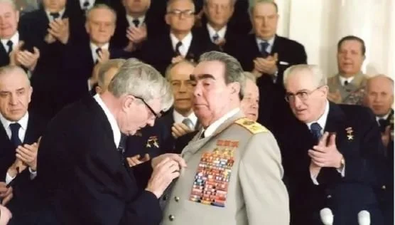 图：勃列日涅夫热爱勋章，在中国被戏称为「苏勋宗」