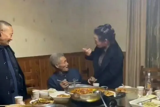 父女俩第一次相认。（受访者亲属供图）