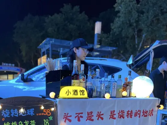 正在后备厢市集上调酒的张小团受访者供图