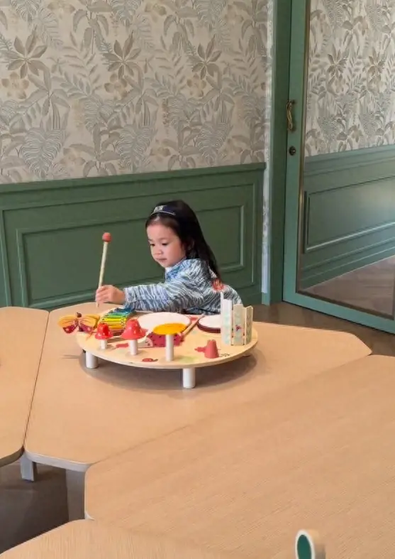 王阳一家度假，3岁女儿戴2000元发箍长相标致，从小在蜜罐里长大
