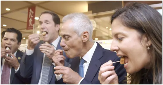 9月4日，美国驻日大使伊曼纽尔（右二）与美众议员等人试吃用福岛县产的鱼制作的鱼糕。摄于东京都中央区。图自日媒
