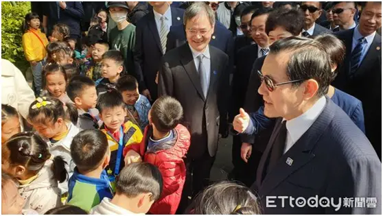 马英九走下中山陵前往孙中山纪念堂途中，与幼儿园小朋友互动。图自台湾ETtoday新闻云