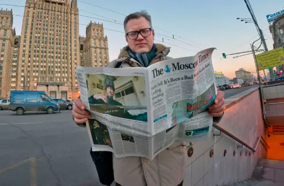 一名读者阅读《莫斯科时报》，图自《莫斯科时报》网站