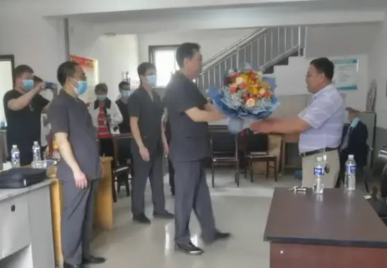 灤州市法院相關(guān)負責(zé)人向李志敏道歉后獻花。資料視頻截圖