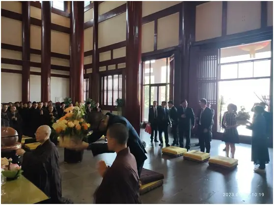 连胜文3姐弟赴清凉寺参拜，祈福两岸和平。（图片来源：中时新闻网）