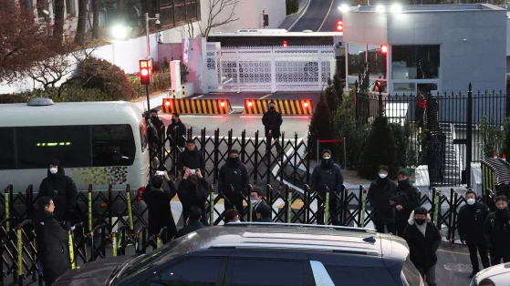 现场丨韩国警察与总统警卫处对峙画面曝光