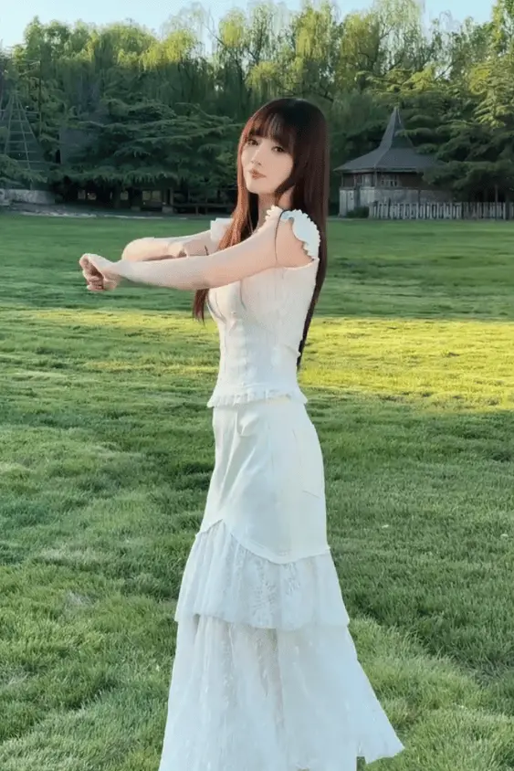 李小璐换了多套穿搭。