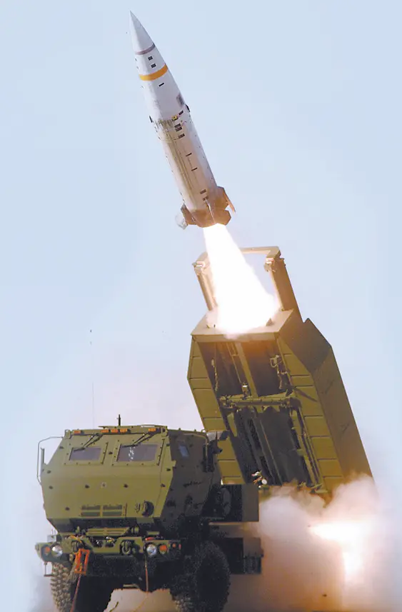 “海马斯”系统发射ATACMS导弹。