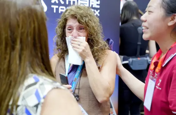 中国机器人帮外国友人重新站立行走 朋友激动落泪