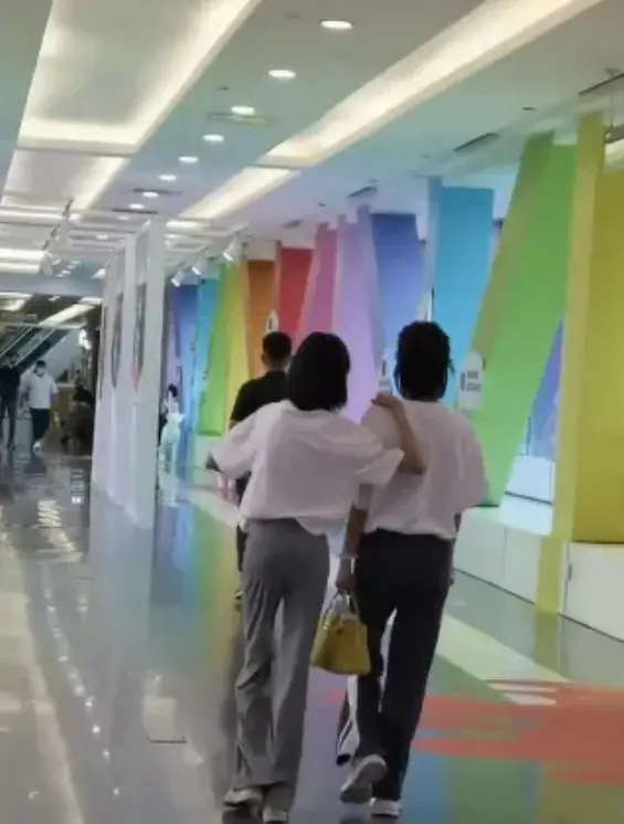 陆毅14岁的女儿腿太长！身材太瘦裤子显松垮，一双胳膊细到似竹竿(陆毅的大女儿多大)