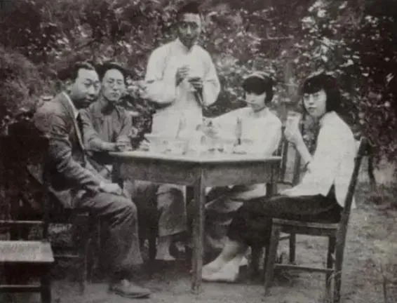 张志沂(左二)、黄逸梵(左四)、张茂渊(左五)等在天津