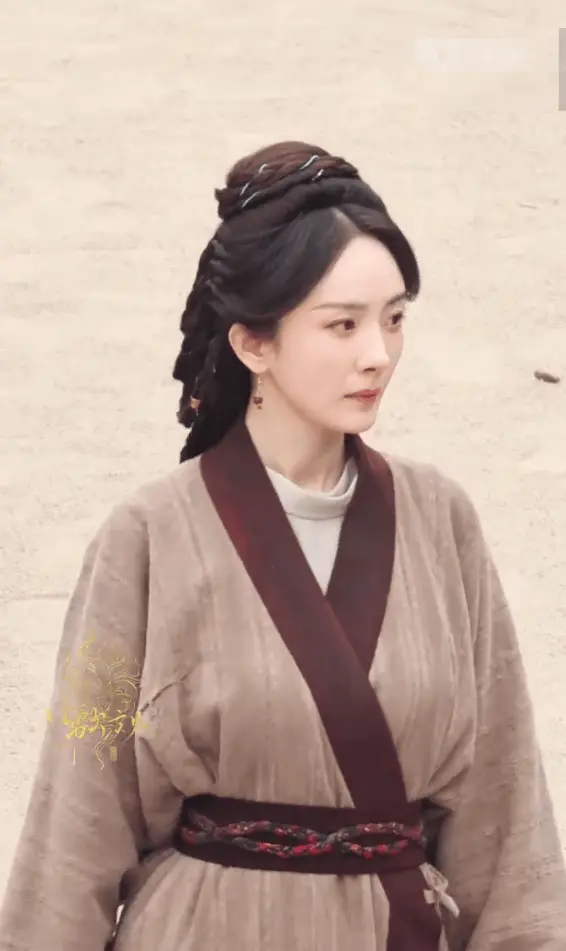 搜狐娱乐讯 4月21日，一组杨幂拍摄电视剧的路透照曝光。