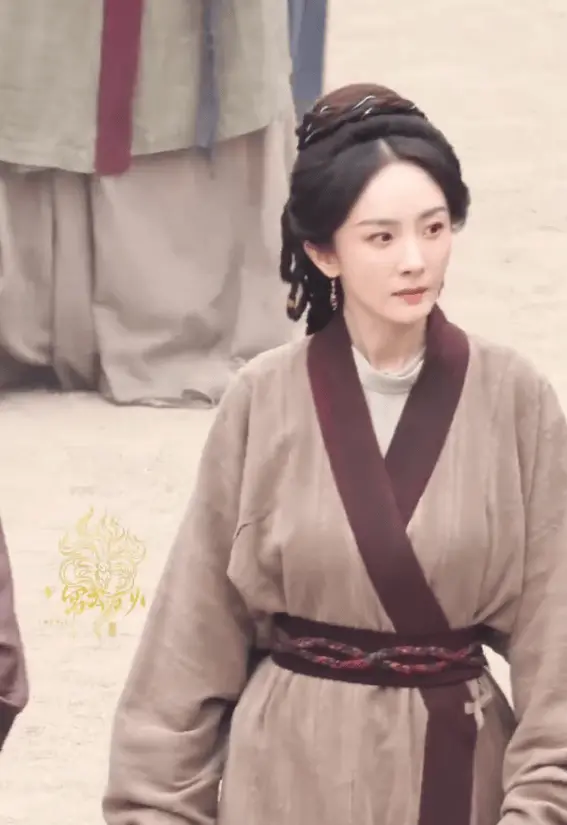 杨幂长发盘起工作非常认真。