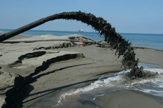 位于菲律宾北部的一处“黑砂”采矿场