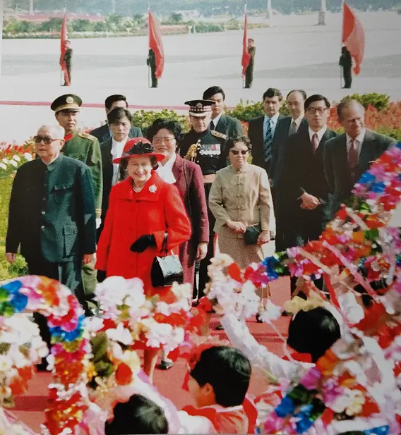 △ 1986年10月13日，李先念主席在人民大会堂东门外广场主持仪式，欢迎英国女王伊丽莎白二世和丈夫爱丁堡公爵菲利普亲王。图源：《中国和英国建立大使馆级外交关系40周年》