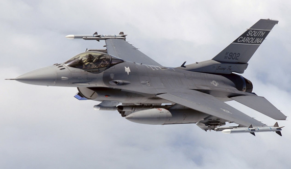 美军退役F-16战机正从“飞机坟场”被运往乌克兰