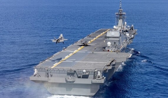 英国F-35B战斗机首次在日本准航母上完成降落