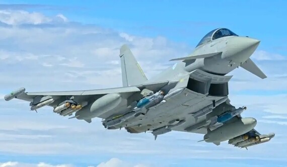 英国皇家空军3架“台风”战机紧急升空侦察一架客机