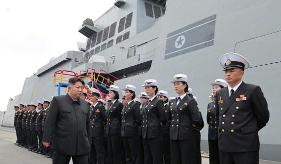 金正恩视察“崔贤”级驱逐舰，了解武器系统测试过程