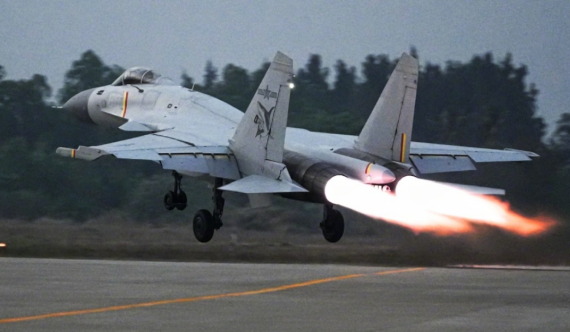 “飞鲨”出击！歼-15成功起降辽宁舰13周年