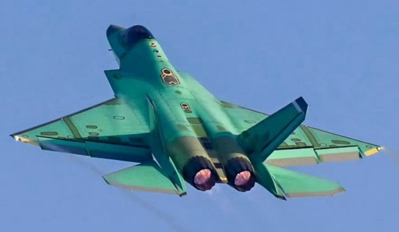 为何是“绿皮机”？歼-35新年第一飞