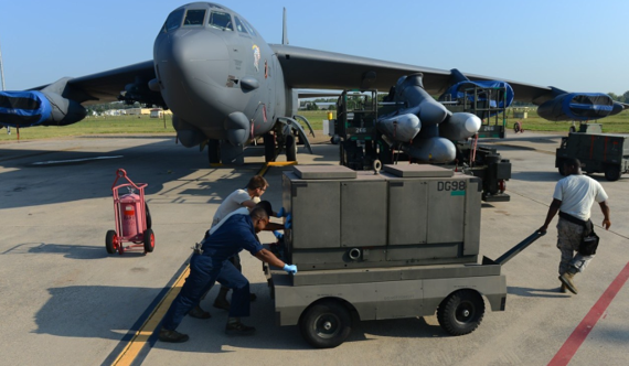 美空军启动B-52发动机升级项目