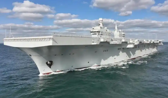 076两栖攻击舰首舰四川舰赴南海开展试验训练