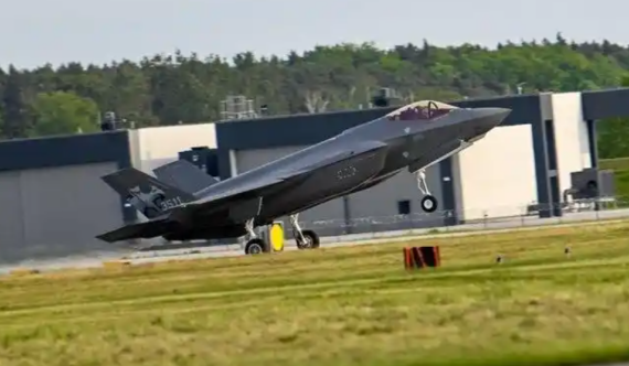 波兰正式接收F-35战机