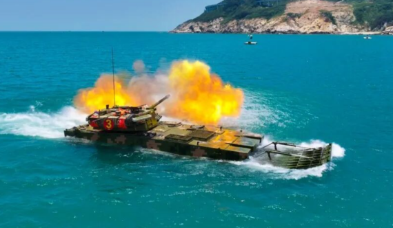 高温涌浪、弹无虚发！看两栖战车海上战斗射击