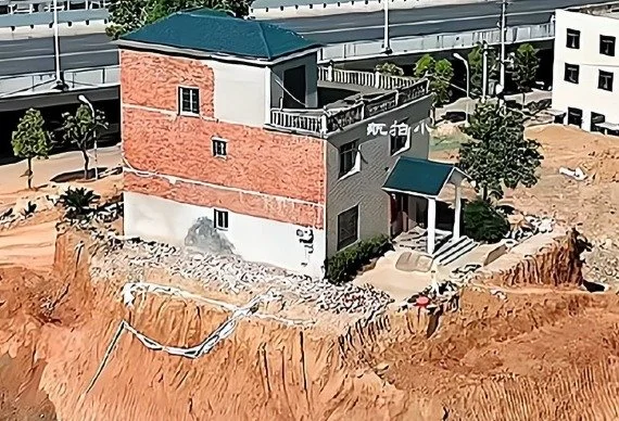 四周被挖、靠爬楼梯出行，江西九江孤岛房已拆除