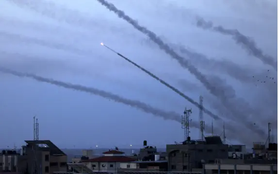 7日清晨，加沙地带的巴勒斯坦武装组织向以色列境内发动大规模火箭弹袭击 图源：外媒