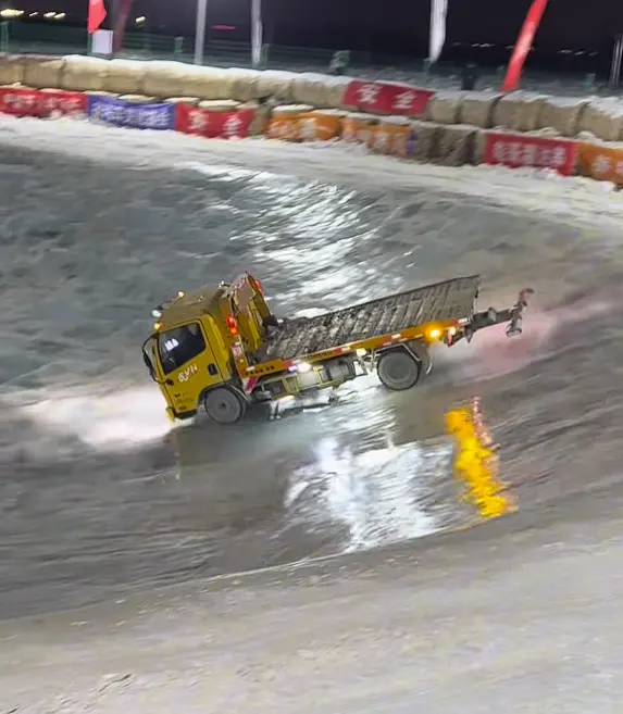 “长春第一冰锅”火爆出圈:四驱两驱都能玩 根本开不翻