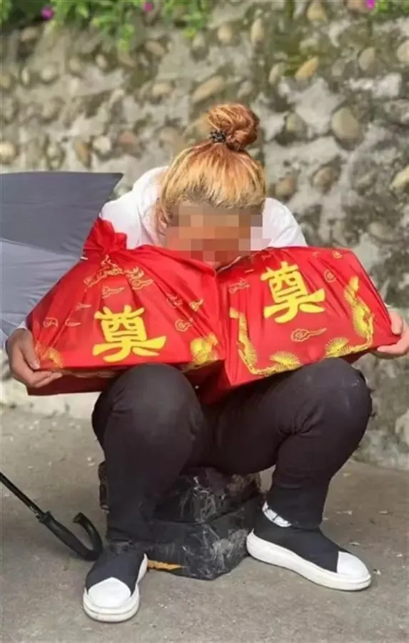 郝女士祭奠丈夫和儿子（受访者供图）
