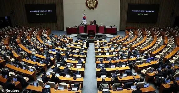 韩国总统护妻宣布戒严，议员直播翻围栏硬闯议会，美国网友惊呆吃瓜：比韩剧还疯狂_https://www.izongheng.net_快讯_第6张