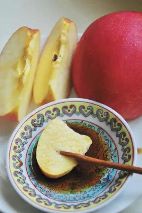 广西人吃苹果蘸醋 图源网络