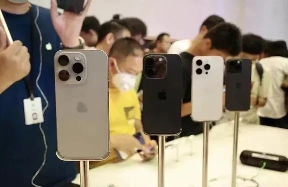 iPhone 15系列发售首个周末：Pro Max上海门店脱销
