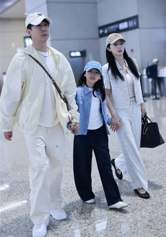 网友偶遇董璇带小酒窝 一家人画面温馨